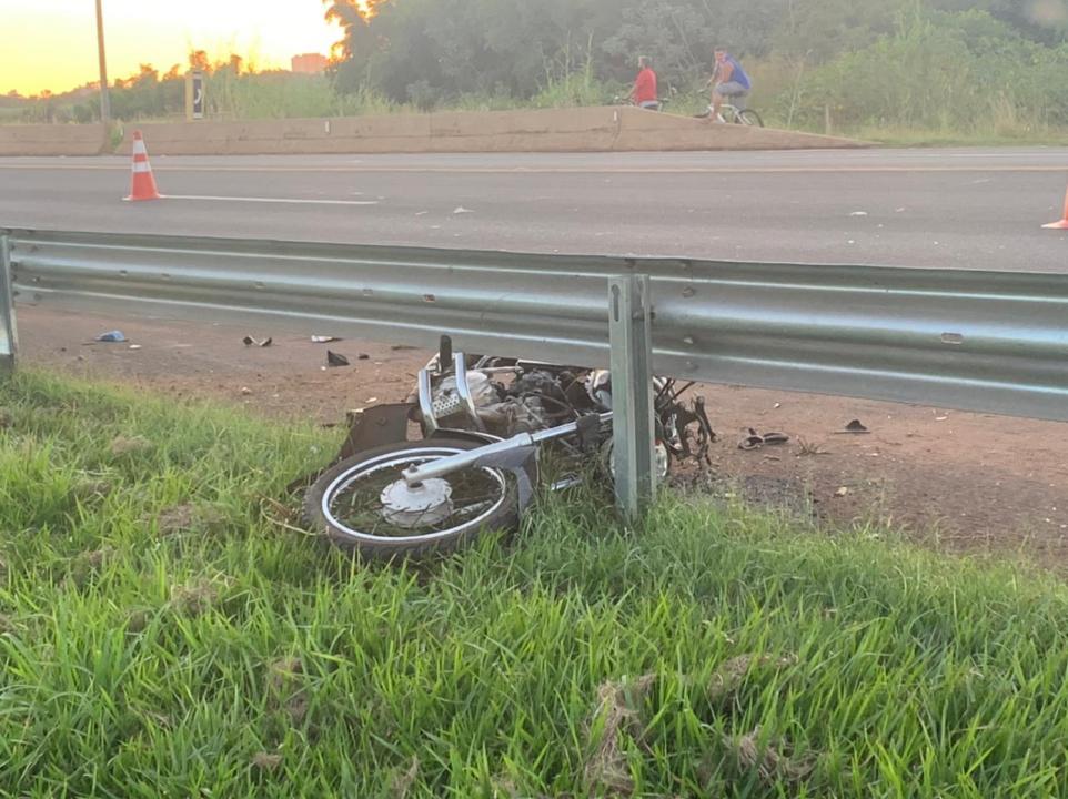 Foto 5 de 6 — ​Motociclista morre em acidente na SP-255 próximo do acesso ao Parque São Paulo